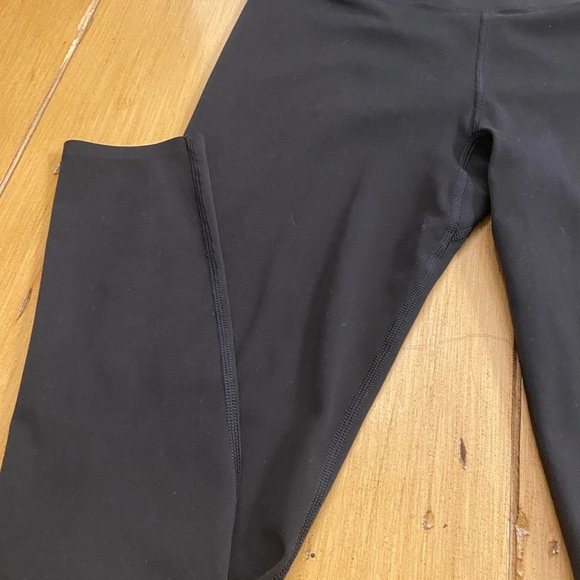 Uniqlo Women’s Black Legging Athletic Wear Exercise Crop medium - Picture 4 of 11